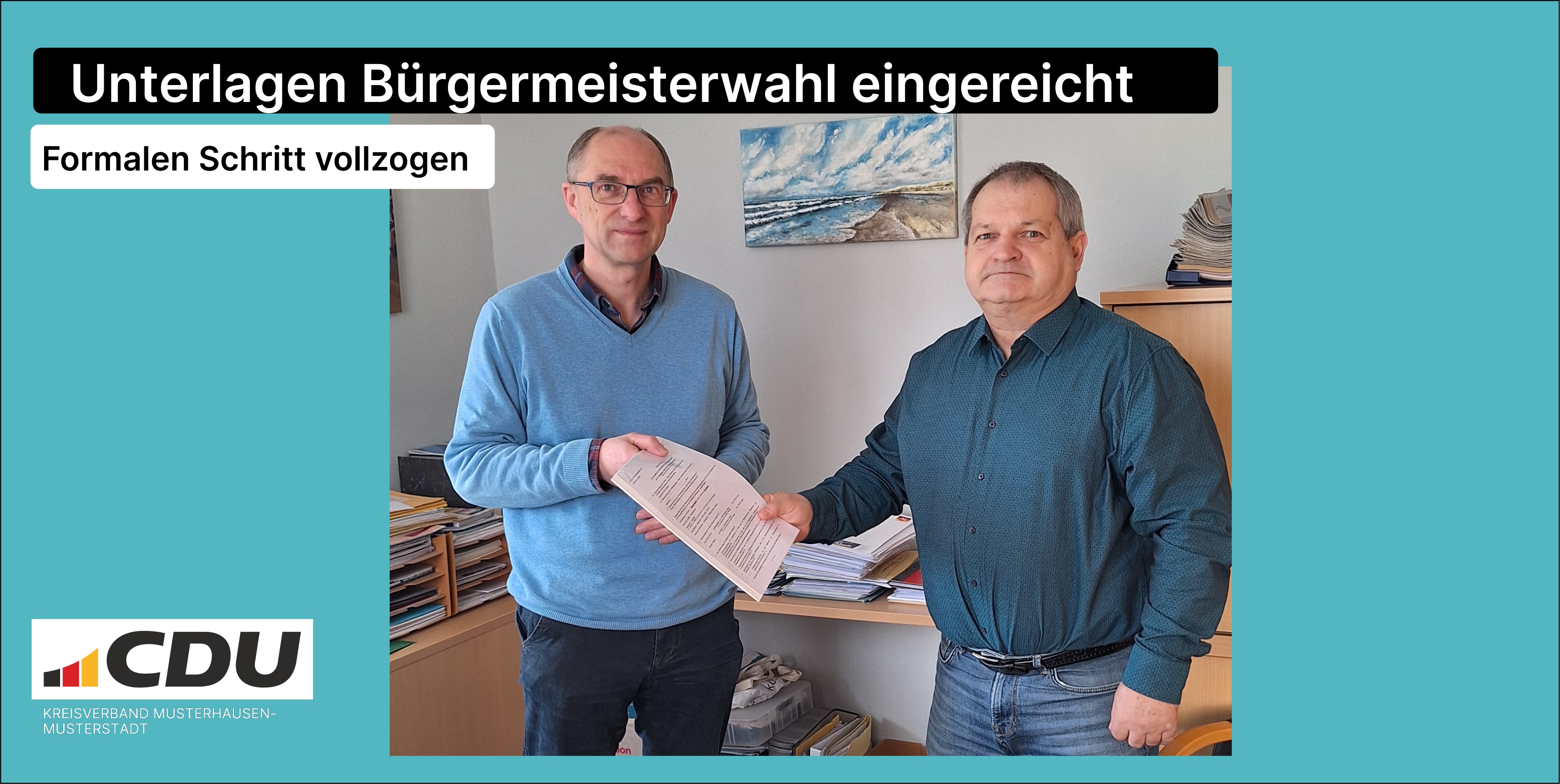 Hans-G�nter Grunke �bergibt die Unterlagen an Dirk Burghardi